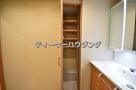 洗面所に棚があると助かりますよね。