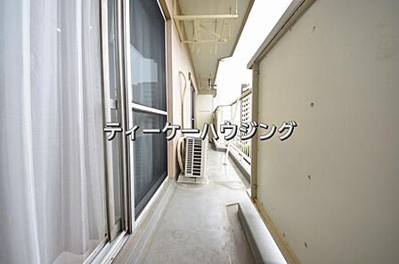 広々したバルコニーは日々の暮らしに、ゆとりと優雅さをもたらしてくれる筈です。