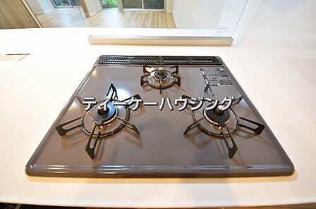 三つの調理が同時に出来てお料理時間を一気に短縮。三口ホーロートップコンロ