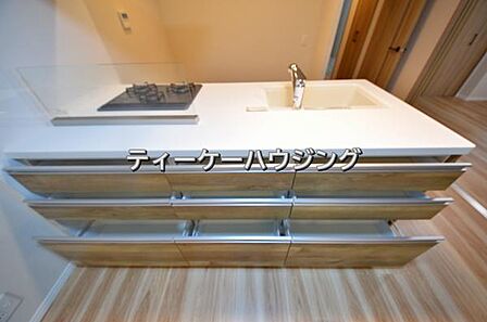 キッチンの背面を収納にしました。キッチンに収納が多いと助かりますよね。
