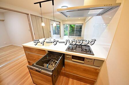 対面式キッチンからはご家族の笑顔を眺めながらお料理して頂けます。毎日の炊事が楽しくなりますね。