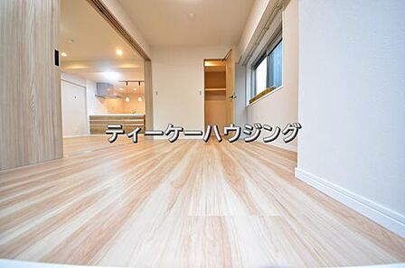 南に面した洋室は採光、通風に優れた心地よい空間です。