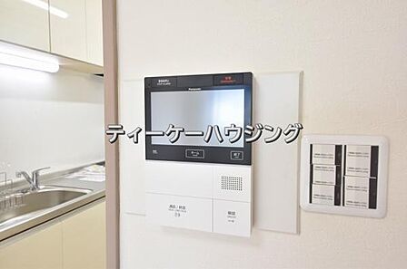 室内から来訪者の確認ができます。モニター付きインターフォン