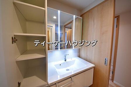 清潔感のあるボウル。開放感ある空間と、十分な大きさの鏡も自慢です。