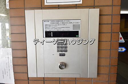 オートロックと玄関の2重で守られている精神的安心感。子供さんがお留守番でも安心できます。