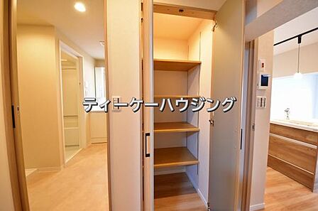 廊下に収納があると助かりますよね。