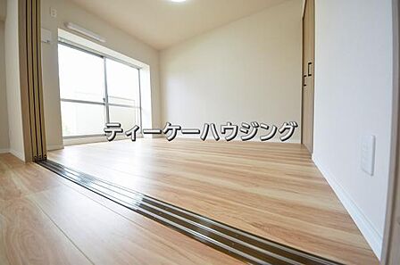 バルコニーに面した明るくて、風通しの良い心地よい洋室です。