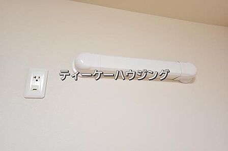 エアコンを設置出来るように先行配管を施しました。