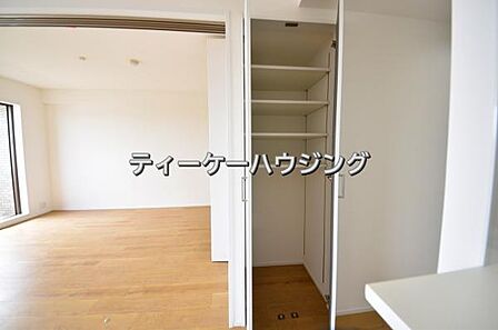 リビングに収納があると助かりますよね。