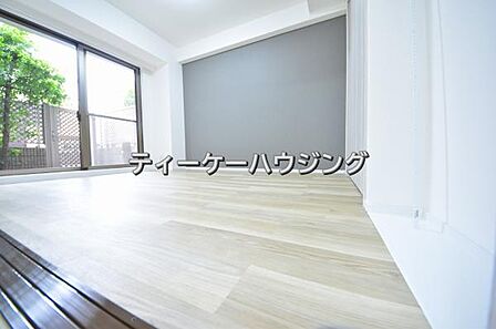 バルコニーに面した明るくて、風通しの良い心地よい洋室です。