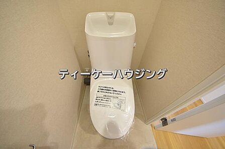 温水洗浄機能付き便座を標準装備。清潔で快適な空間を演出します。