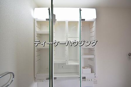 三面鏡の裏には収納がたっぷり。洗面室をすっきりきれいに使えます。