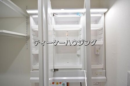 三面鏡の裏には収納がたっぷり。洗面室をすっきりきれいに使えます。