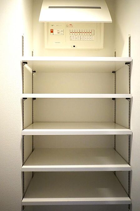 ■シューズインクロークは高さを変更できる棚板を採用。ブーツやゴルフバックなども収納できます。