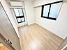 室内：自分だけのプライベートな時間を快適に過ごせる落ち着きある洋室。