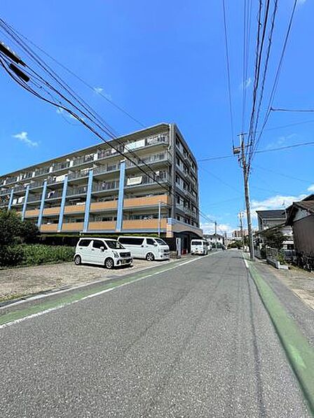 マンションと前面道路です