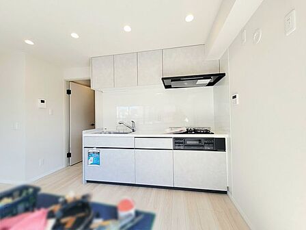 お手入れ快適なシステムキッチン!ゆとりある作業スペースです!【一部内装工事中】