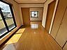 寝室：寛ぎの時間を紡ぎだす主寝室。大型ベッドを置いても余裕です。