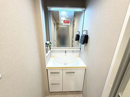 三面鏡が付いた洗面台はお掃除やメンテナンスが楽です。