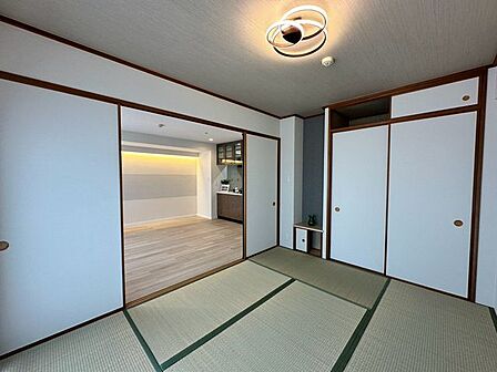 陽当たり燦々な和室。客間として、またお子さまのお昼寝スペースとしても使用できますね