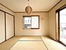 和室：当たり燦々な和室。客間として、またお子さまのお昼寝スペースとしても使用できますね
