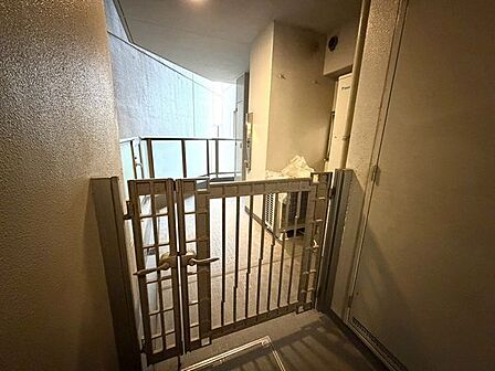 専用玄関ポーチ・門扉有り