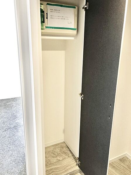玄関脇のスリムな収納スペース。 