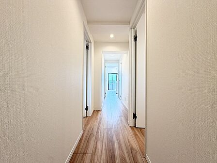 奥行きを感じさせる、落ち着いた色合いの空間。