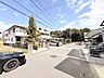 外観：穏やかな青空の下、緑豊かな並木道が心地よい住環境を育む
