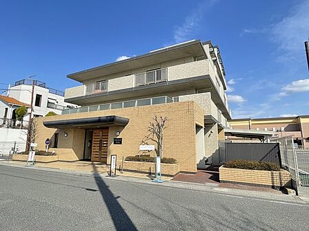 落ち着いた雰囲気のエントランスです。