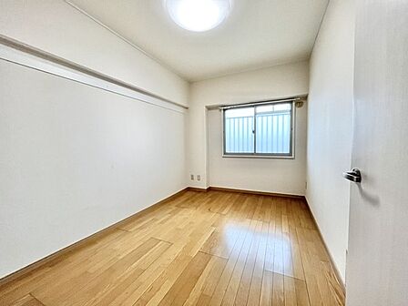木目の床が心地よい、穏やかな空間。