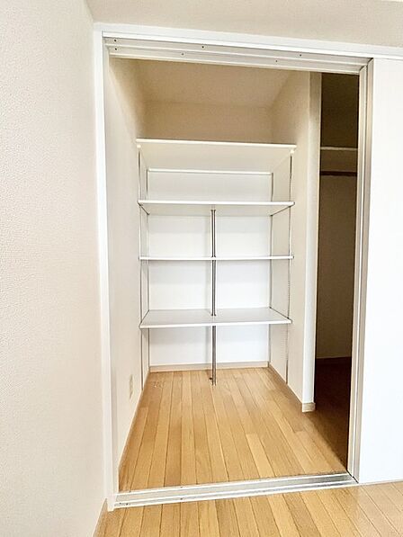 見せる収納も隠す収納も叶う、開放感のある空間。
