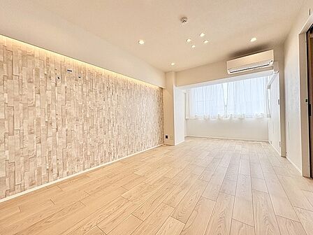 洗練された質感のアクセントクロスが、日々の暮らしに静かな彩りと心地よい調和をもたらします。