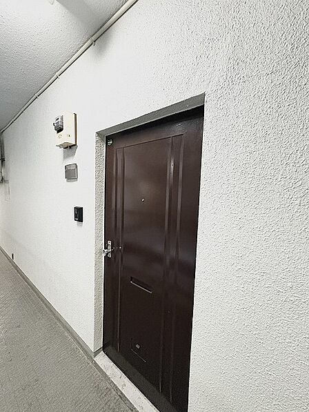 清潔感のある白い壁面と深みのある色調のコントラストが、静かで落ち着いた日常の始まりを予感させます。
