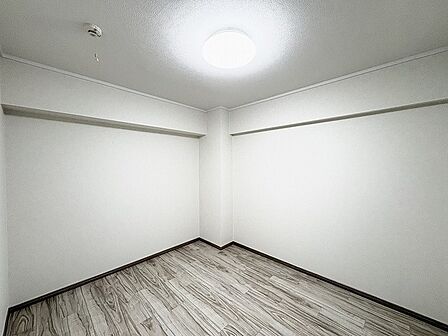 無駄を削ぎ落としたシンプルな空間が、住まう人の個性を引き立てる穏やかな余白を感じさせてくれます。
