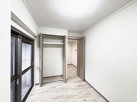 洗練された木目調のアクセントが落ち着いた暮らしを演出する、整った空間です。