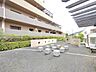 その他：植栽の緑と整えられた石畳が調和し、住まう人の日常に穏やかな安らぎをもたらすゆとりある共用空間です。