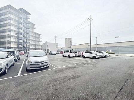 ゆとりある広さを確保し、日々の生活をスムーズに支える落ち着いた駐車スペースです。