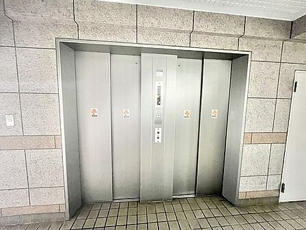 石材の風合いが重厚な落ち着きを感じさせる、日々の暮らしに静かに寄り添う共用空間です。