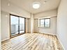 室内：広々バルコニーから、たっぷり太陽の恵みが得られます。 