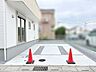 駐車場：すっきりと整えられた外構が心地よい、開放感とゆとりを感じさせる住まいのアプローチ。