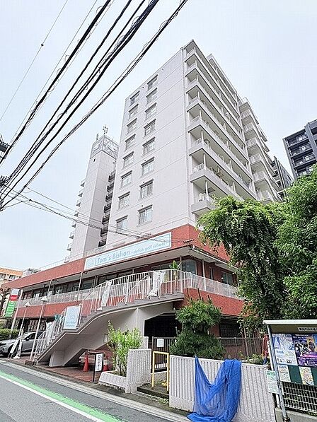 街並みに調和する落ち着いた佇まいが、日々の暮らしに安心感と心地よい落ち着きをもたらします。