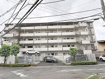 閑静な住宅街に馴染む、落ち着いた佇まいと日々の暮らしを支える機能的な外観。