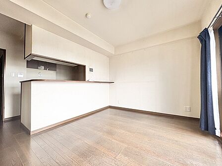 落ち着いた色味の床材が空間全体に穏やかな調和をもたらし、日々の暮らしに安らぎを感じさせる健やかな室内です。