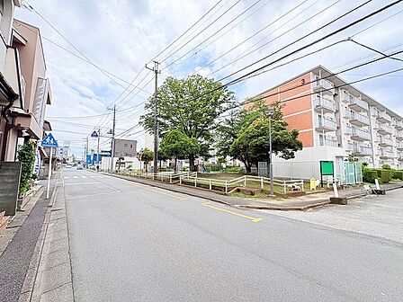 緑豊かな公園が身近にあり、四季の移ろいを肌で感じながら穏やかな日々を過ごせる落ち着いた住環境です。