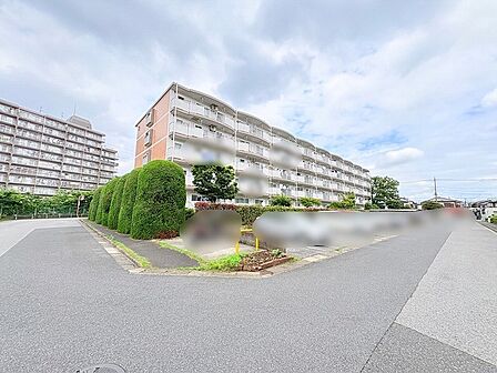 空が広く感じられる開放的な立地に、周囲の豊かな緑と調和するように佇む住まいです。