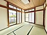 和室：木の温もりと和の趣が調和した、静けさと心地よさを感じさせる上質な空間です。
