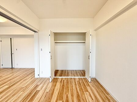 バルコニーからはたっぷりと太陽の光が舞い込みます。