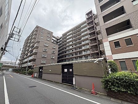 周辺環境と調和しながら落ち着いた佇まいを見せる、確かな存在感のある外観です。