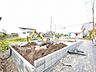 外観：新しい暮らしの基盤が整っていく過程を、静かに見守ることができる開放的な敷地です。